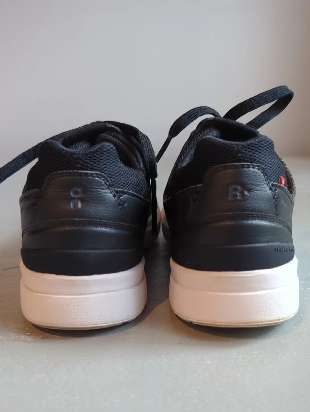 On Running The Roger Black Leather Sneakers size 9 Women's Tennis